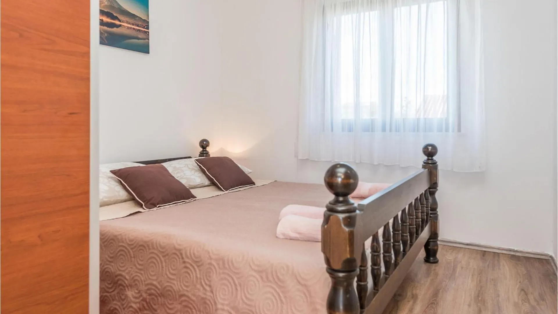 2 Bedroom Gorgeous Apartment In ויר