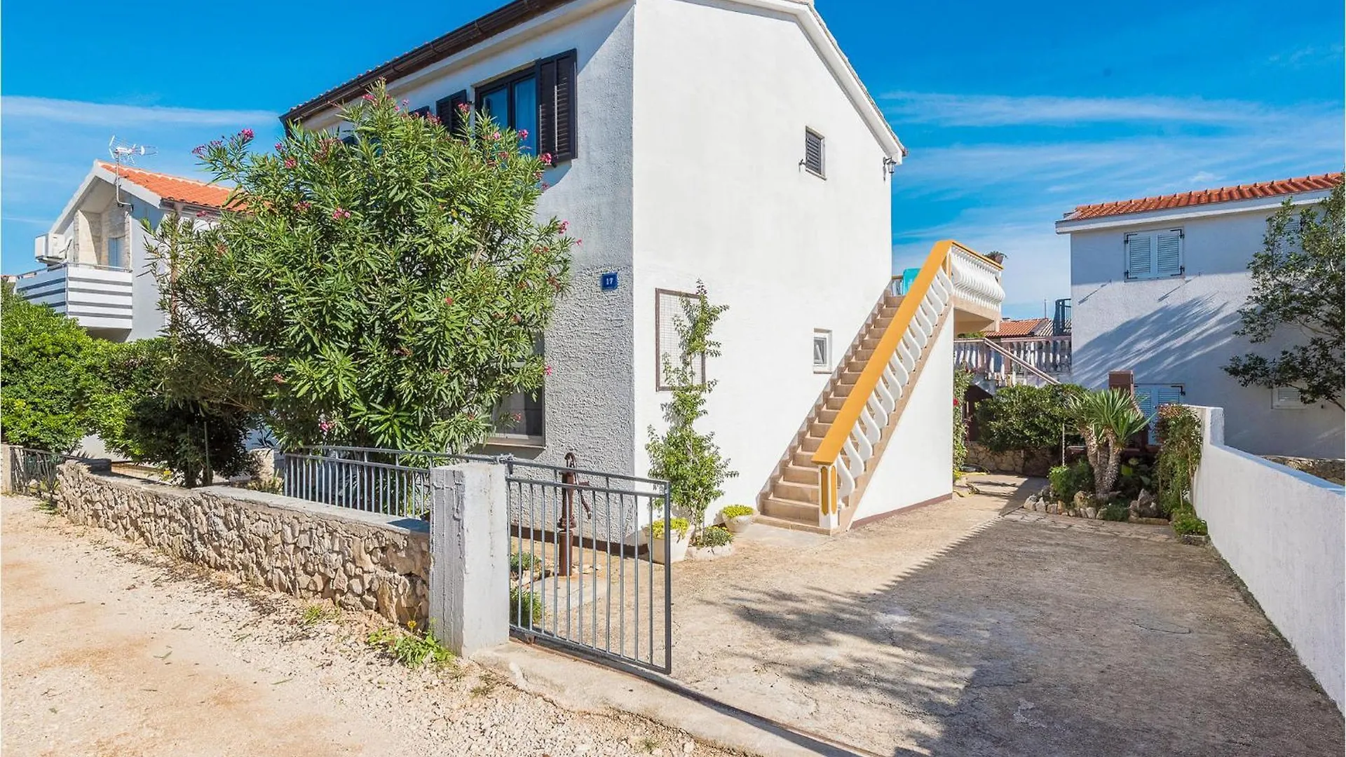 2 Bedroom Gorgeous Apartment In ויר