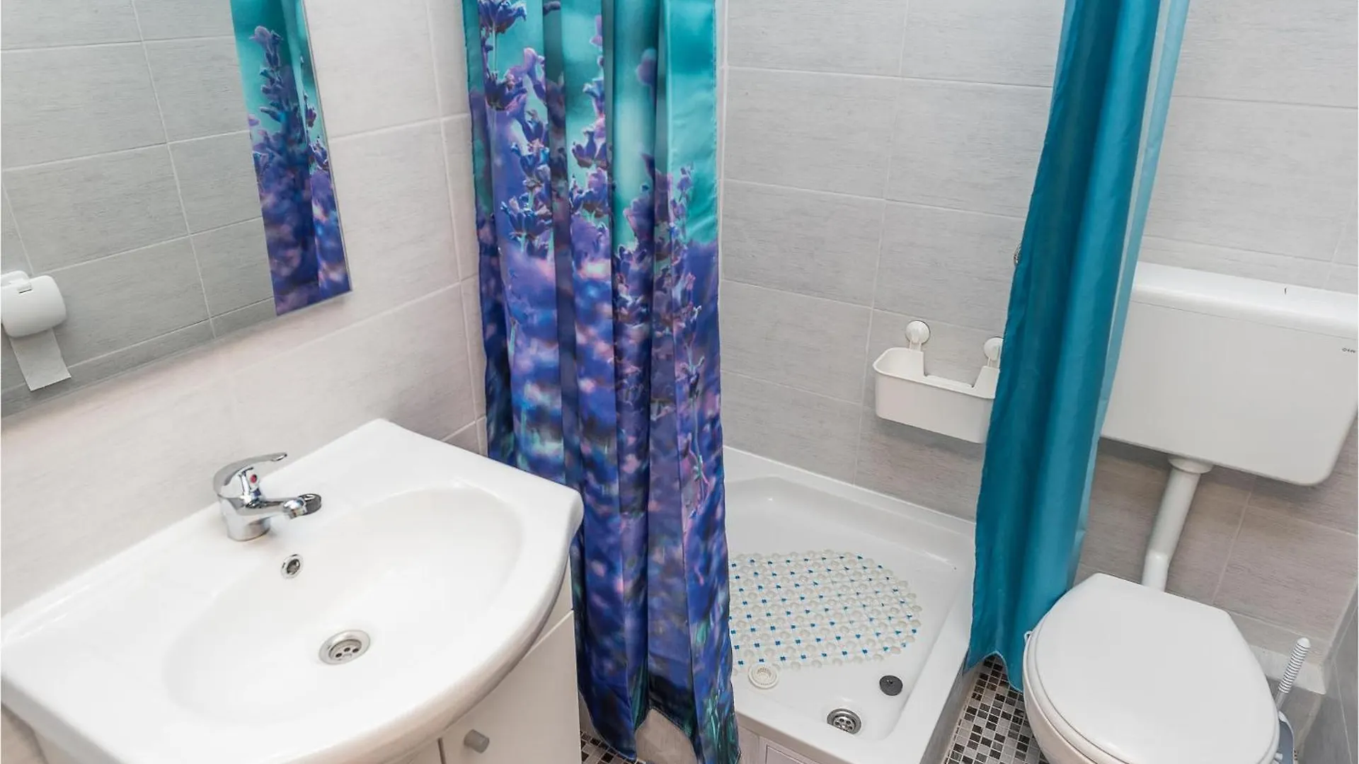 2 Bedroom Gorgeous Apartment In ויר